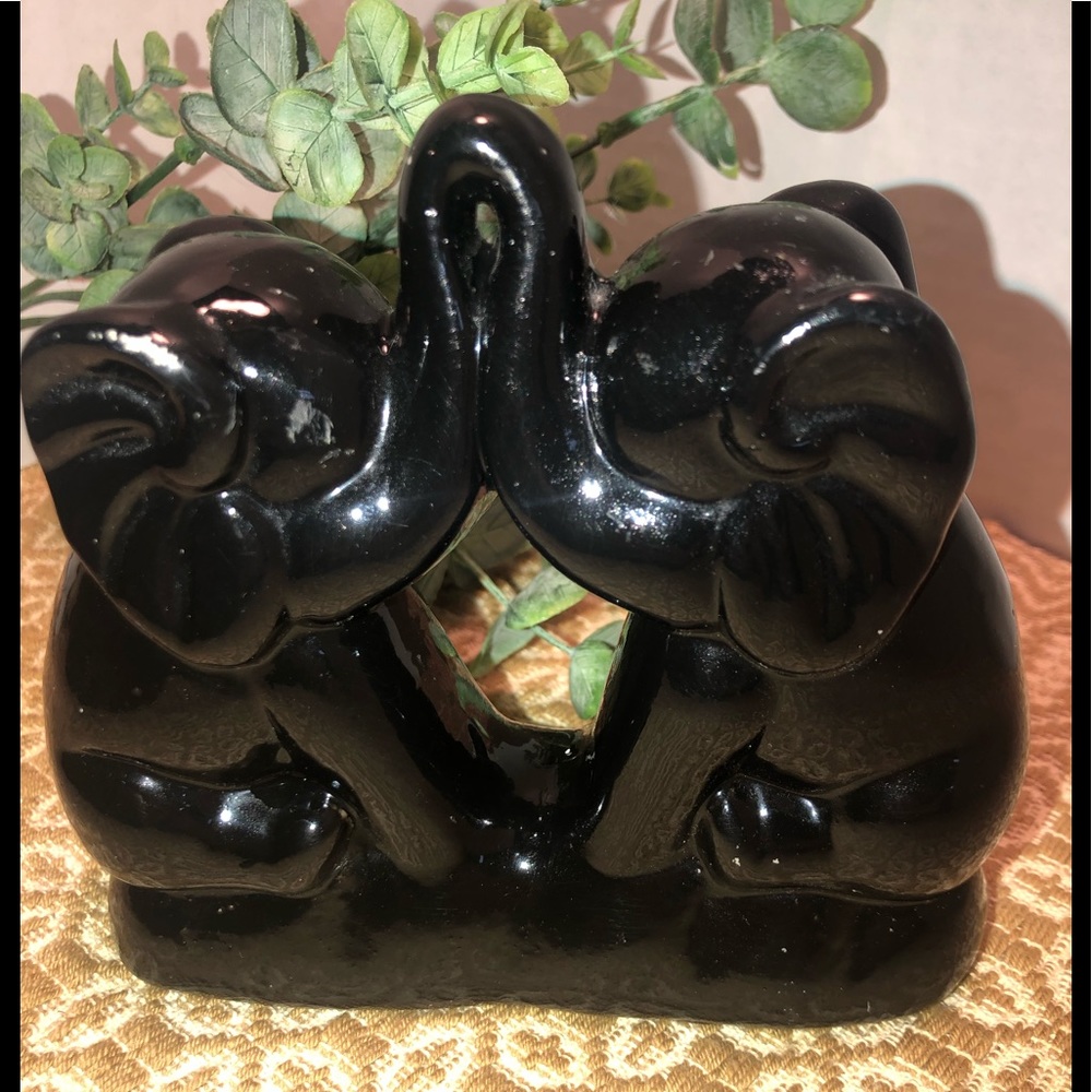 Ceramic kissing elephant figurine